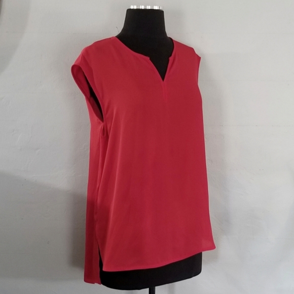 My Michelle | Pleat-back V-Neck Hi-Low Top - Picture 2 of 8